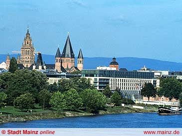 />Mainz város Németországban, Rajna-Pfalz szövetségi tartomány fővárosa. <br/><br />Wiesbadennel szemközt fekszik. 192 170 lakosa van (2005). <br/><br/><hr/><br/><p>Mainz város Németországban, Rajna-Pfalz szövetségi tartomány fővárosa. <br/><br />Wiesbadennel szemközt fekszik. 192 170 lakosa van (2005). <br/><br /></p><br /><p><br /><table cellspacing=
